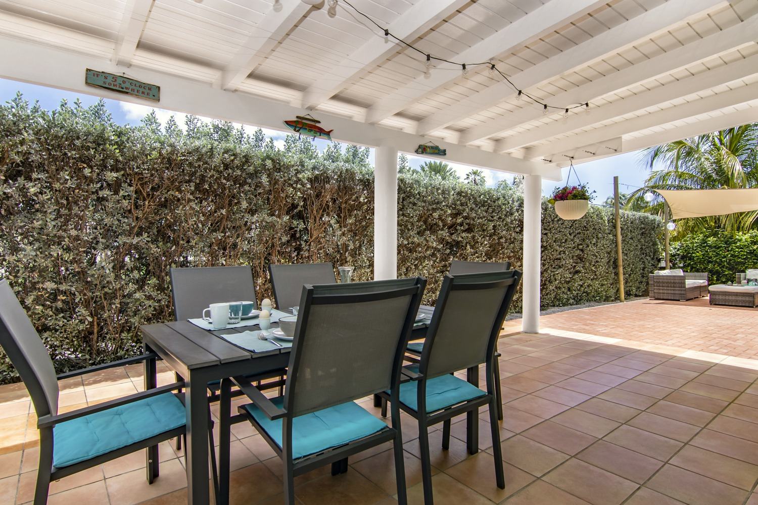 Overdekte porch met eettafel