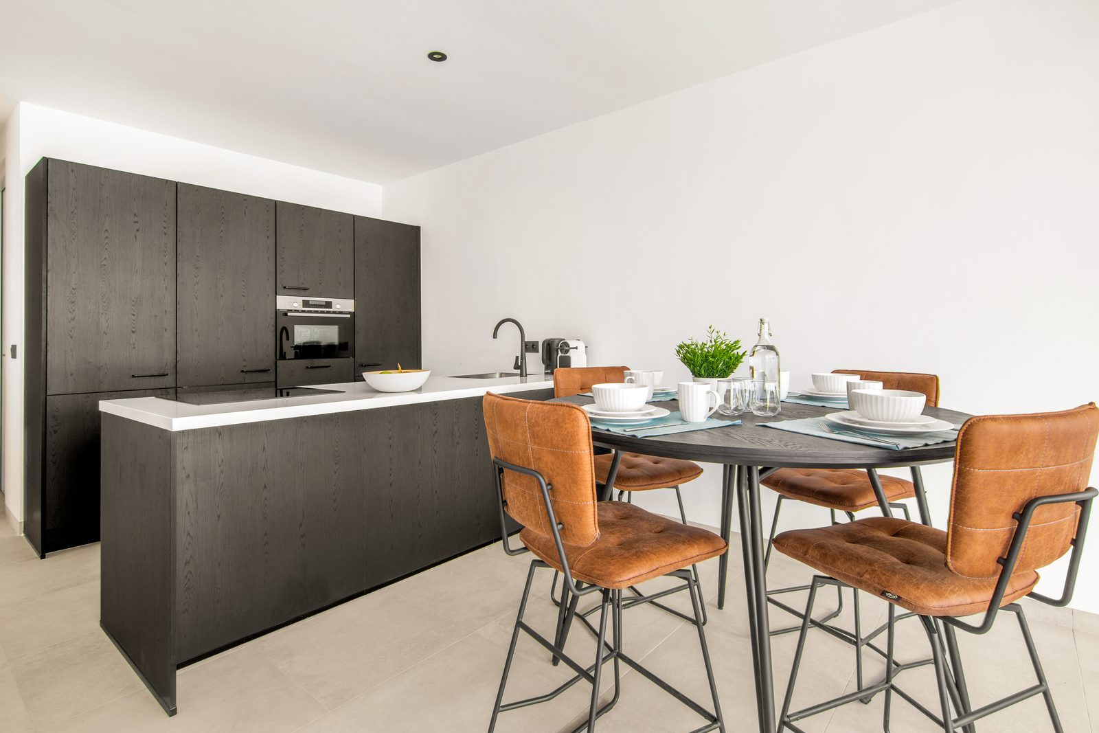 Open keuken met luxe afwerking en eettafel