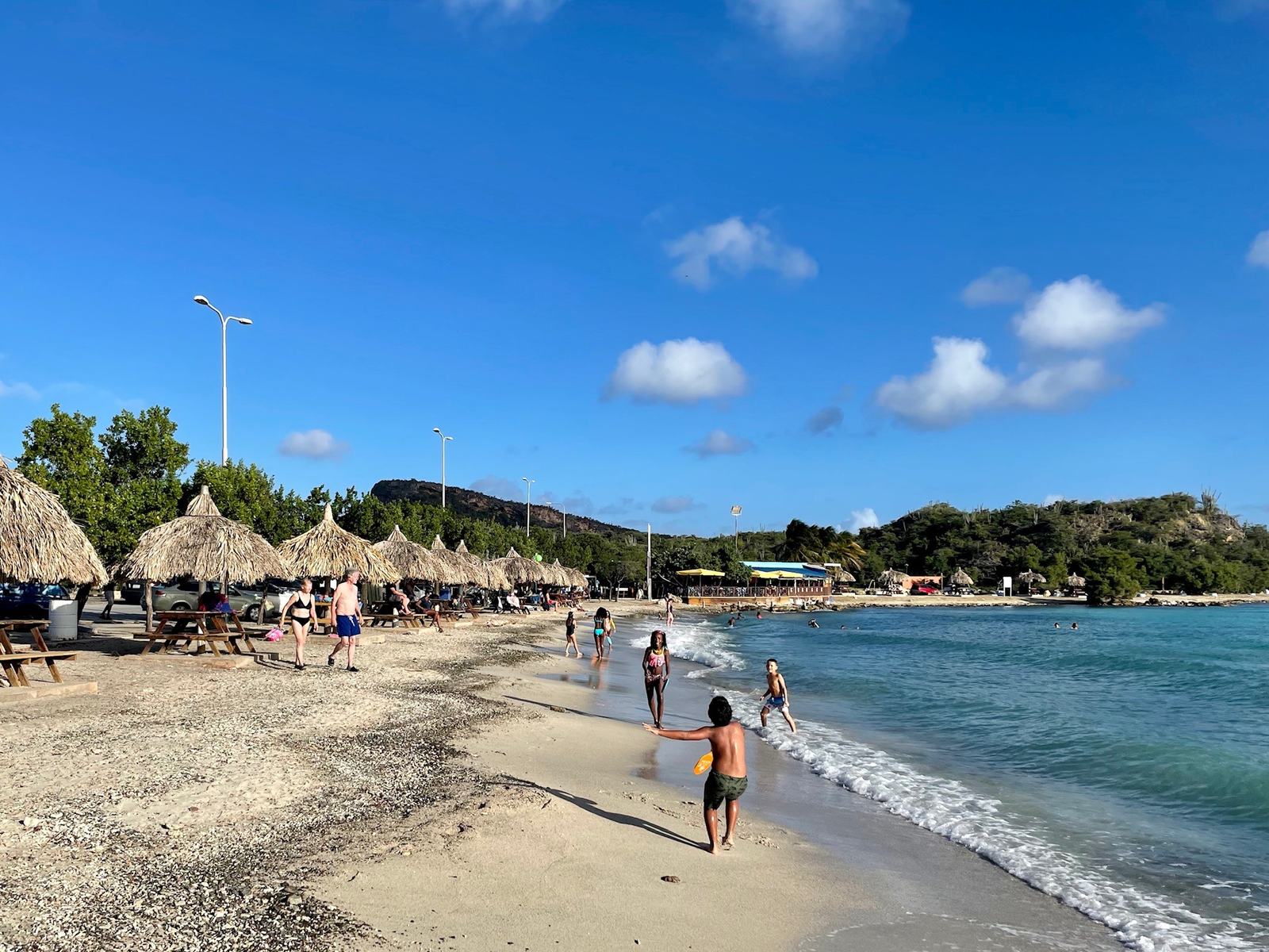 Strand van de Caracasbaai met helder blauw water